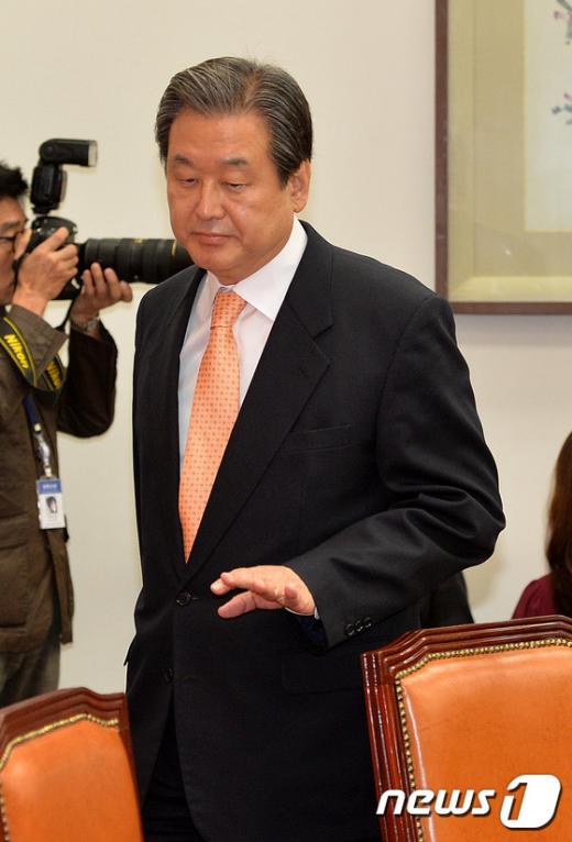 [사진]최고위원회의 참석하는 김무성 대표