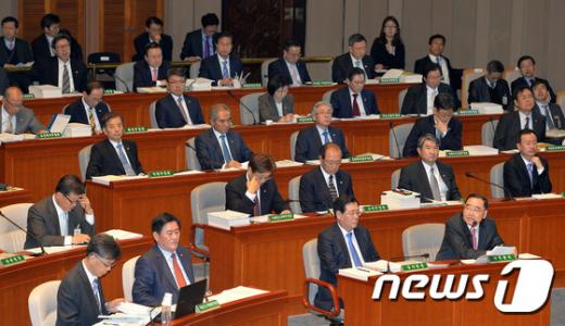 [사진]예결위 전체회의 출석한 정홍원 총리와 국무위원들