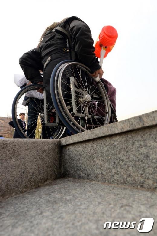 [사진]'마로니에공원에는 휠체어 경사로가 부족해'