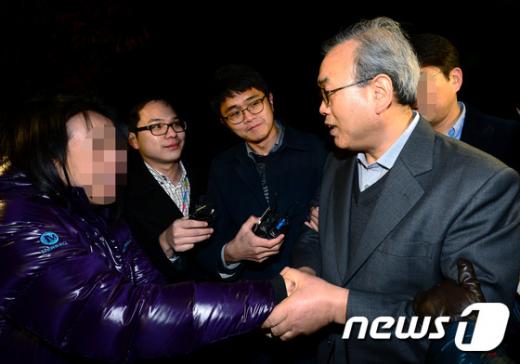 [사진]지인들과 인사 나누는 박영준 전 차관