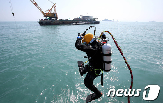 세월호 침몰 사고가 발생한 전남 진도군 관매도 인근 해역에서 한 잠수부가 물 속으로 들어가고 있다/ 사진=뉴스1