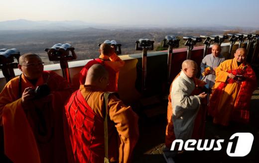 [사진]북 지역 바라보는 스님들