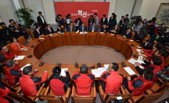 김무성 새누리당 대표(왼쪽 두번째)가 18일 오후 서울 여의도 국회 당대표회의실에서 공무원노동조합총연맹 지도부와 간담회를 갖고 있다.  /사진=뉴스1