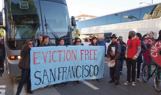 실리콘밸리에서는 SW 엔지니어의 고연봉에 상대적 박탈감을 느낀 주민들이 구글 통근버스에 시위하는 일도 있었다.<br>
