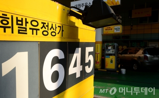서울 광진구의 한 주유소에서 리터당 1600원대 중반에 휘발유를 팔고 있다. /사진=뉴스1