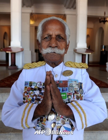 스리랑카 갈페이스 호텔에서 일하던 세계 최장수 도어맨 코타라푸 차투 쿠탄이 94세를 일기로 사망했다./ 사진=AFPBBNews