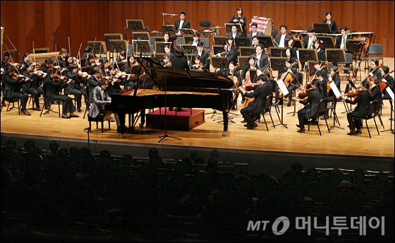 헝가리 출신의 세계적 피아니스트 게르게리 보가니가 22일 오후 서울 서초동 예술의 전당 콘서트홀에서 열린 '2014 머니투데이 겨울음악회 스타콘서트'에서 첫 내한 공연을 펼치고 있다.