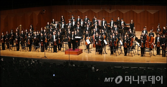 22일 오후 서울 서초동 예술의 전당 콘서트홀에서 열린 '2014 머니투데이 겨울음악회 스타콘서트'에서 지휘자 여자경과 군포 프라임필하모닉오케스트라가 인사를 하고 있다.