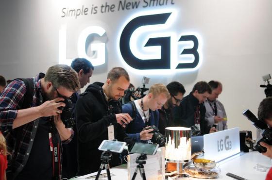지난 5월 28일 런던에서 열린 LG G3 공개 행사에서 관람객들이 LG G3를 체험하고 있다/사진제공=LG전자