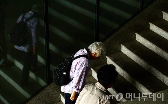 10월 1일 오후 서울 성북구에서 노인들이 힘겹게 계단을 올라가고 있다.사진=뉴스1.