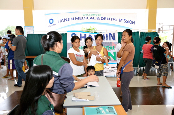 25일 필리핀 수빅 한진빌리지의 한진인터그레이티드스쿨을 찾은 의료진이 학생들의 건강검진을 실시하고 있다/사진=한진중공업