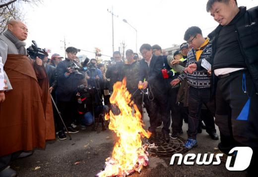 [사진]'진보당기 불태우는 어버이연합'