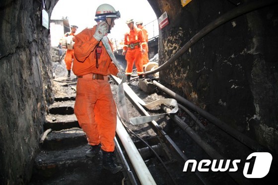 지난 4월 중국 윈난성의 한 탄광에서 홍수로 실종된 광부 20명 수색에 나선 구조대원들.ⓒ AFP=뉴스1