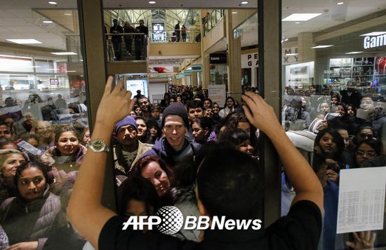 '블랙 프라이데이' 세일을 맞아 미국 뉴저지 JC페니 앞에서 쇼핑객들이 줄을 서서 기다리고 있다./사진=AFPBBNews