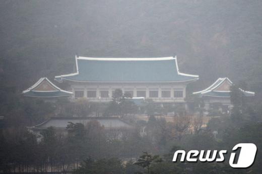 전국적으로 겨울비가 내린 28일 청와대가 짙은 안개에 휩싸여 있다. 2014.11.28/뉴스1 © News1 한재호 기자