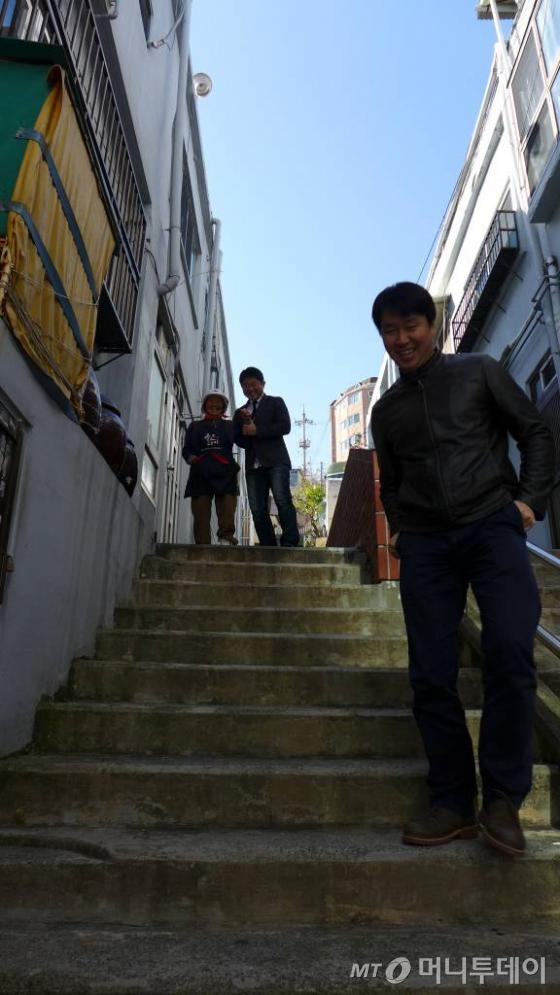 부산시 사회적기업 바이맘의 김민욱 대표, 장진권 전략기획본부장이 2년간 난방텐트를 지원한 한 독거노인댁을 방문해 난방텐트를 치고 돌아가고 있다.
