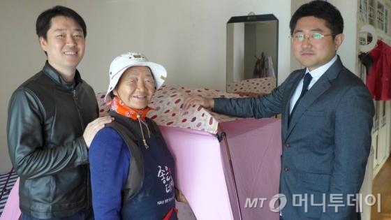 부산시 사회적기업 바이맘의 김민욱 대표, 장진권 전략기획본부장이 2년간 난방텐트를 지원한 한 독거노인댁을 방문했다.