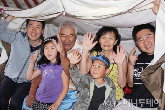 바이맘은 8월 몽골을 방문해 현지 저소득가정에 20개의 실내용 외풍차단 텐트를 기증하고 현장을 답사했다. 사진 맨 오른쪽이 김민욱 바이맘 대표. 몽골빈곤층은 영하 30~40도 혹한에 고통 받는다./사진제공=바이맘