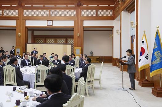 박근혜 대통령이 7일 청와대에서 새누리당 지도부 및 예산결산특별위원회 위원과 함께 청와대에서 오찬을 가졌다. 