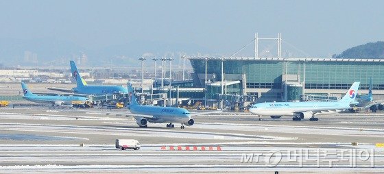 지난 8일 오후 인천국제공항 여객터미널에서 대한항공 여객기가 이륙 준비를 하고 있다./뉴스1