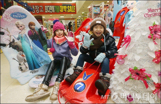 [사진]롯데마트, 겨울왕국 눈썰매로 추위를 즐겨요!