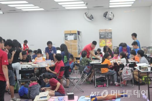 싱가포르 사이언스 센터 과학체험 프로그램에 참여한 학생들이 분주히 과제를 수행하고 있다/사진=류준영 기자 