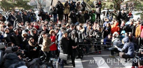 '땅콩리턴' 사건으로 물의를 빚은 조현아 전 대한항공 부사장이 피의자신분조사를 받기 위해 17일 오후 서울 서부지방검찰청으로 출두하고 있다./사진=머니투데이 홍봉진 기자