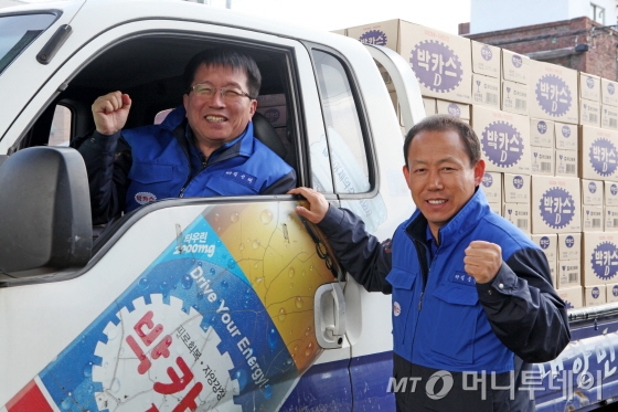 김선태 동아제약 차장(왼쪽)과 김순겸 차장이 박카스 영업차량인 '루트카'를 타고 포즈를 취하고 있다. 1990년에 함께 입사한 이들은 내년에 근속 25주년을 맞는다.