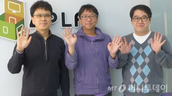(주)포플랫은 역할수행게임 '제국시대' 유저들과 함께 3년 동안 반디교실을 후원했다. 왼쪽부터 김종형 이사, 전민혁 씨, 강재호 대표이사.