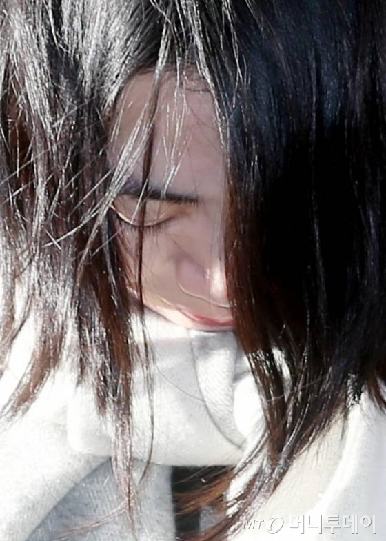 '땅콩회항' 사건으로 물의를 빚은 조현아 전 대한항공 부사장이 피의자신분조사를 받기 위해 17일 오후 서울 서부지방검찰청으로 출두하고 있다.