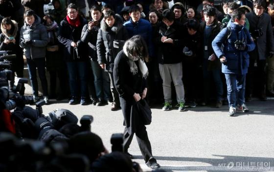 조현아 전 대한항공 부사장이 피의자신분조사를 받기 위해 지난 17일 오후 서울 서부지방검찰청으로 출두하고 있다. /사진=홍봉진 기자 