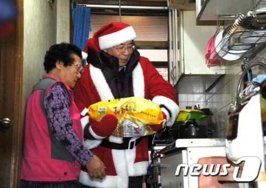 [사진]박원순 산타가 전하는 사랑의 쌀