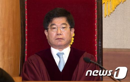 [사진]결정 요지 듣는 서기석 헌법재판관
