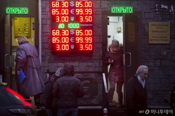 러시아 루블화 화폐가치가 급락하면서 시민들이 환전소에서 달러로 환전하는 모습. 사진=뉴시스 제공