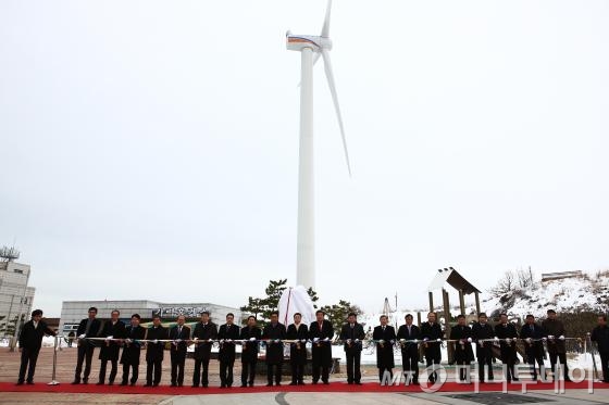 한국농어촌공사는 19일 오전 전북 군산시 옥도면에서 친환경 청정에너지를 생산하기 위한 '새만금 가력 풍력발전소 준공식'을 가졌다./사진=한국농어촌공사