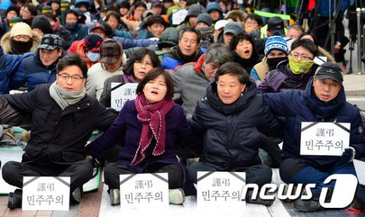 옛 통합진보당 당원들이 지난 19일 오후 서울 동작구 대방동 통합진보당 중앙당사 앞에서 통합진보당 해산결정을 규탄하는 집회를 갖고 있다. 2014.12.19/뉴스1 © News1 박세연 기자