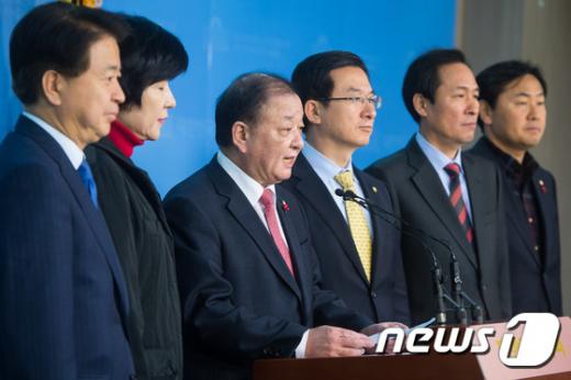[사진]새정치연합 의원들 '당내 빅3 전당대회 불출마해야'