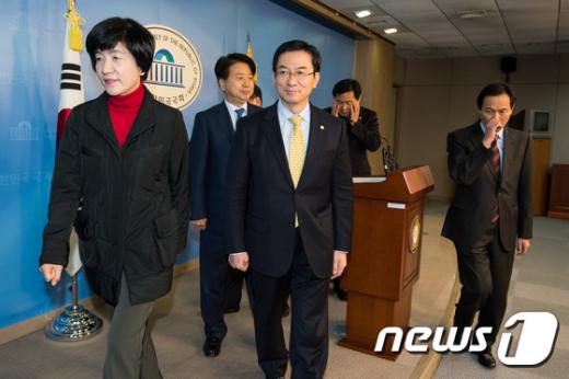 [사진]빅3 불출마 촉구 기자회견 마친 새정치연합 의원들