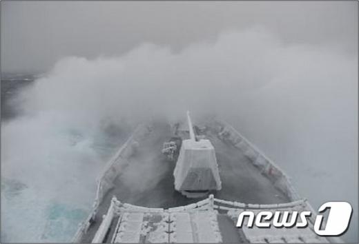 [사진]'얼음 군함' 된 최영함