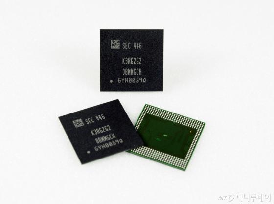 삼성전자가 세계 최초로 출시한 '20나노 8기가비트(Gb) LPDDR4' 기반 4GB 모바일D램. /사진제공=삼성전자