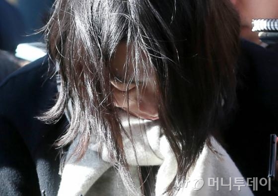 '땅콩 리턴' 사건으로 물의를 빚은 조현아 전 대한항공 부사장이 피의자신분조사를 받기 위해 17일 오후 서울 서부지방검찰청으로 출두하고 있다. / 사진=머니투데이 홍봉진 기자