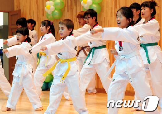 다문화공립대안학교인 인천한누리학교에서 학생들이 태권도 시범을 선보이고 있다. / 뉴스1 © News1