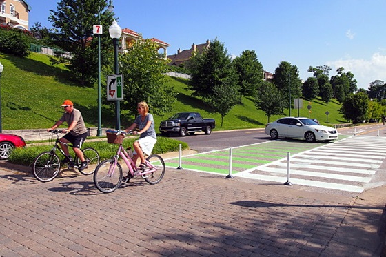 차선을 줄여 보행로와 자전거도로를 확보한 도로 다이어트의 대표적 사례다.