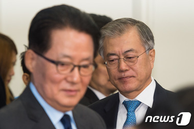 박지원(왼쪽), 문재인 의원. 2014.12.17/뉴스1 © News1 유승관 기자