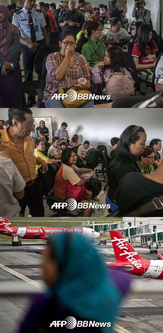 에어아시아 여객기가 실종된 후 가족들이 공항에 모여 대기하는 모습 등이 포착됐다./ 사진=AFP