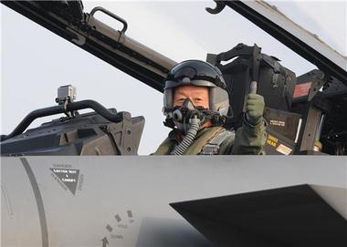 최윤희 합참의장이 30일 공군 수원기지를 방문, F-15K전투기를 타고 서해 북방한계선에서 동해 휴전선까지 잔전대비태세를 점검했다(자료제곰 합동참모본부) © News1