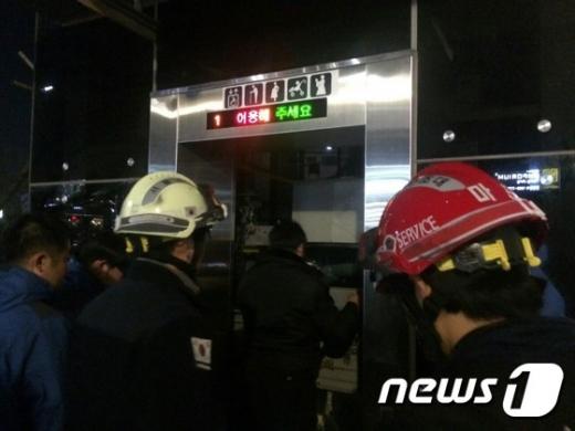 31일 저녁 7시6분쯤 서울 마포구 메세나폴리스 건물 지상 1층에서 지하 1층으로 내려가던 한 승강기가 중간 지점에서 멈춰 시민 11명이 1시간여 만에 구조됐다. © News1 주성호 기자