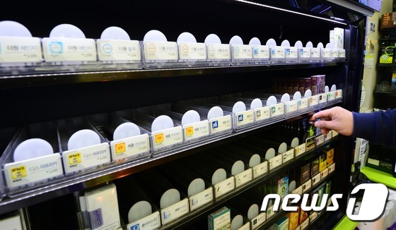 서울시내의 한 편의점의 담배판매대가 비어 있다. /뉴스1 ⓒ News1 양동욱 기자