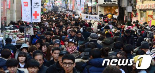 서울 중구 명동거리가 인파로 북적이고 있다. /뉴스1 © News1 한재호 기자