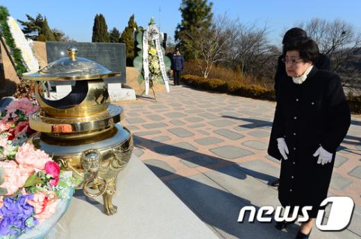 [사진]이희호 여사, 김대중 대통령 묘역 참배